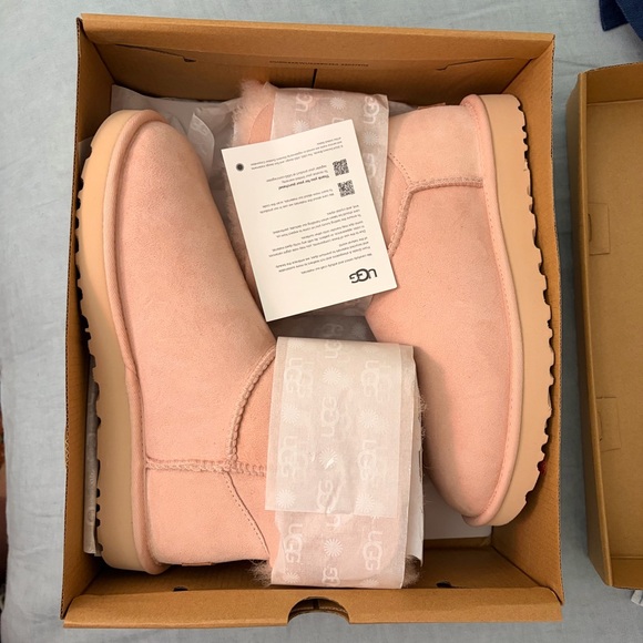 UGG Women’s Pink Mini Bailey Bow II Boots - SIZE 9 - BRAND NEW IN BOX - Picture 2 of 6